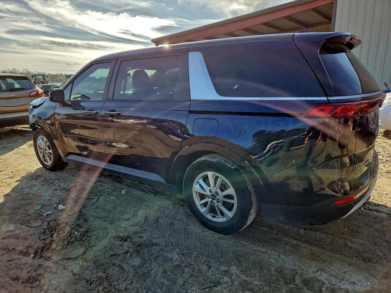 2022 Kia Carnival Lx - Image 2