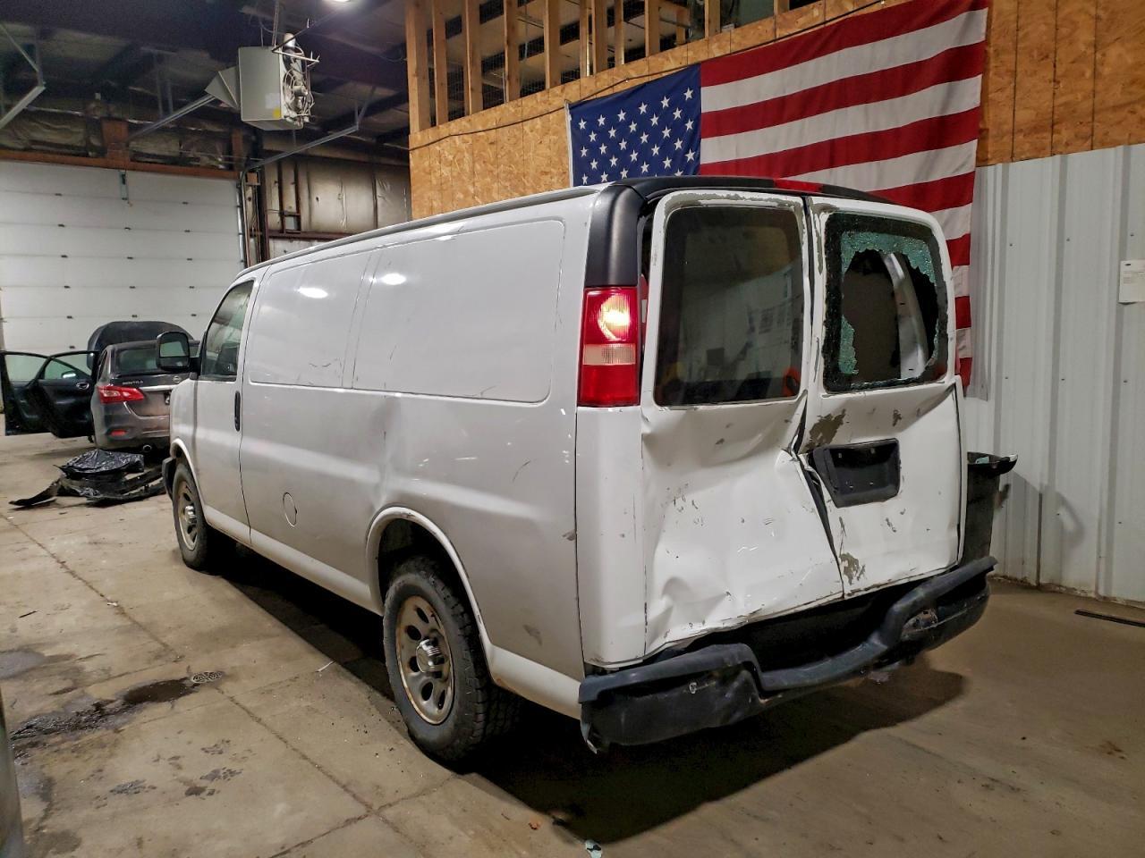 2011 Chevrolet Express G1500 - Фото 2