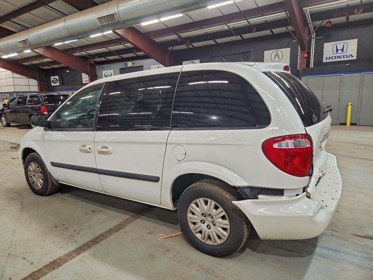 2005 Chrysler Town & Country - Image 2