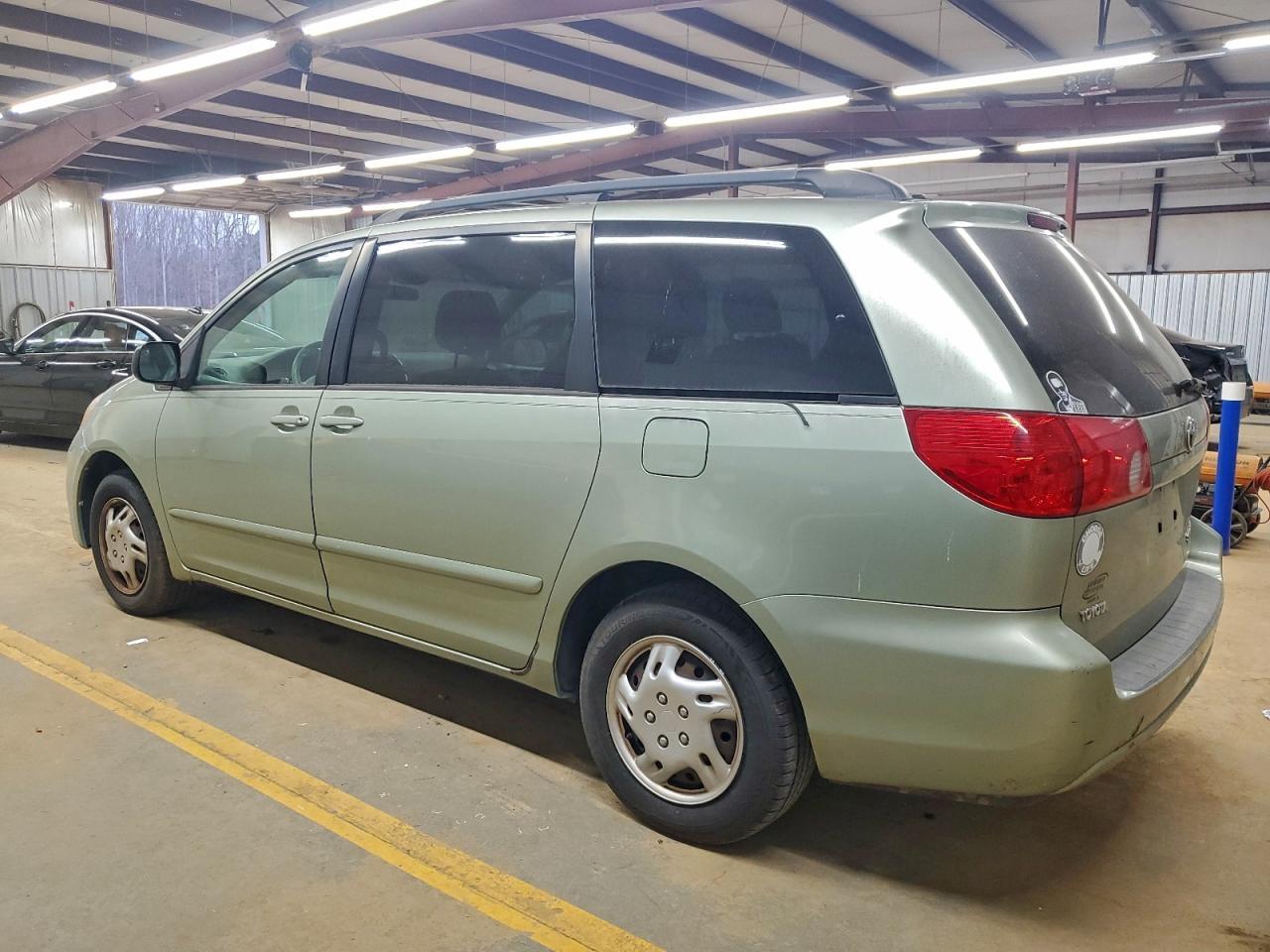 2010 Toyota Sienna Ce - Фото 2