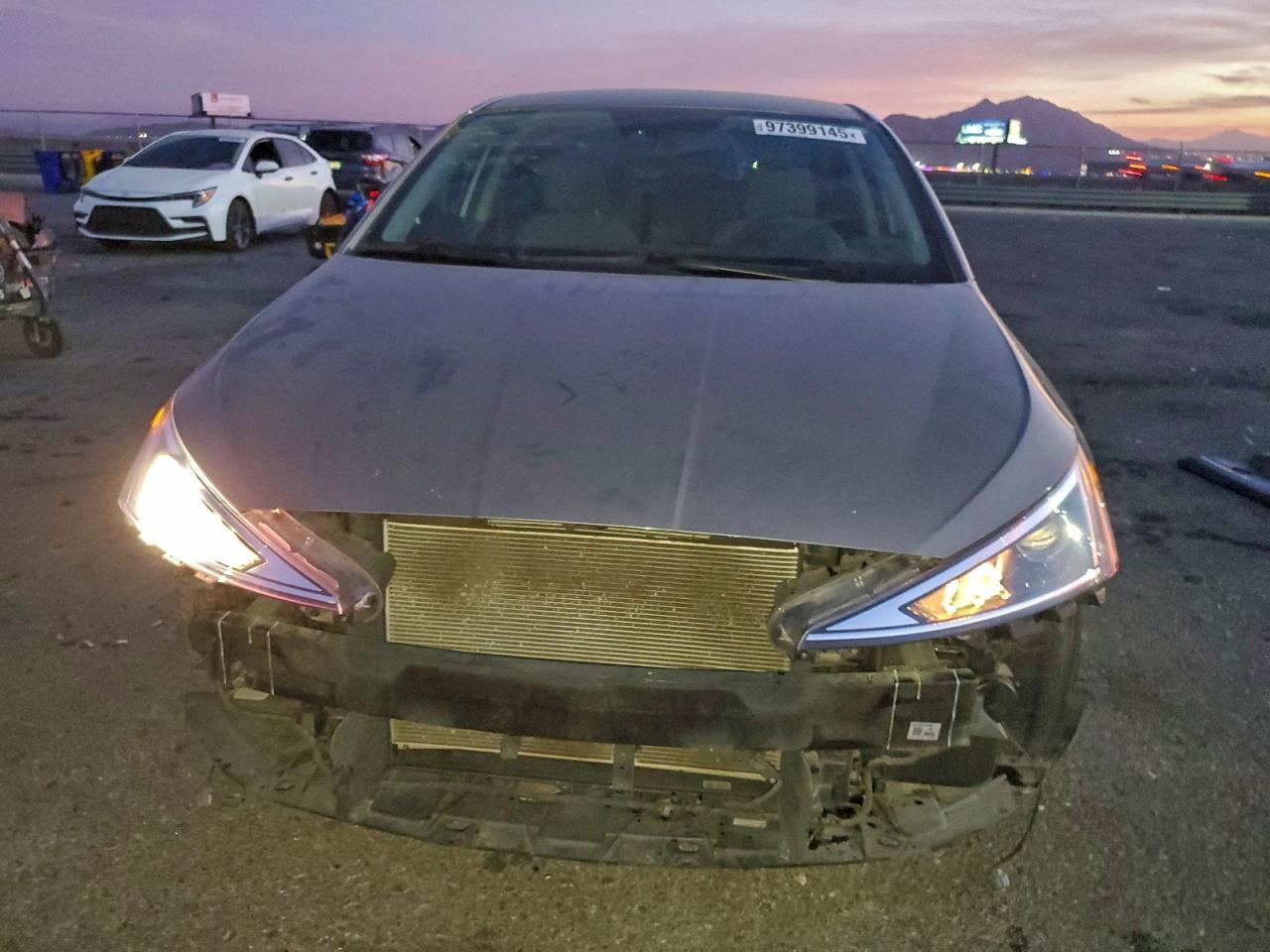 2020 Hyundai Elantra Se - Image 5