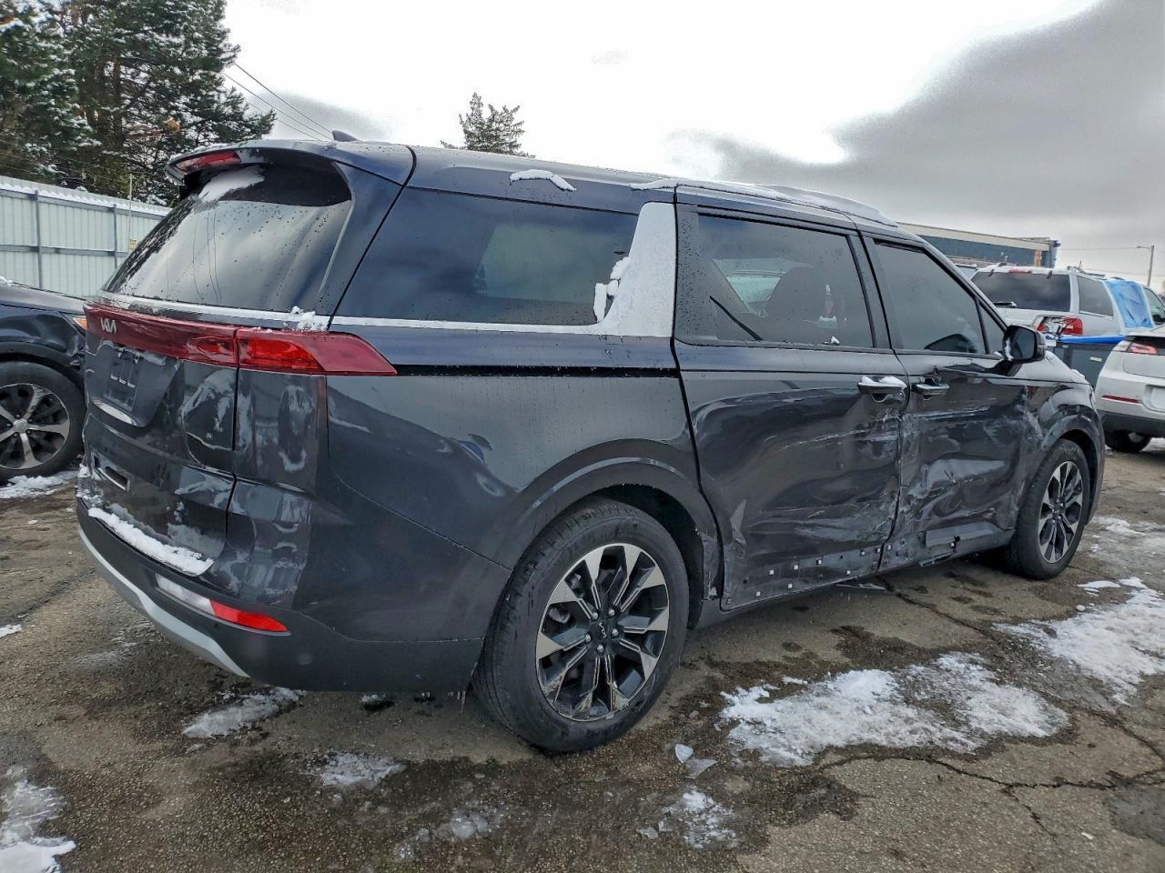 2023 Kia Carnival Ex - Image 3