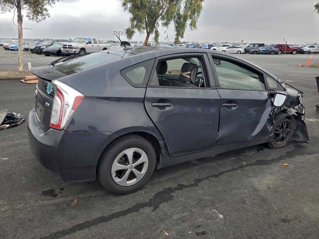 2014 Toyota Prius Three - Image 3