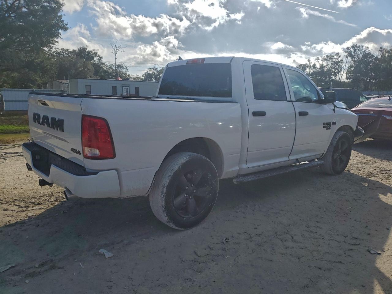 2019 Ram 1500 Classic Tradesman - Фото 3