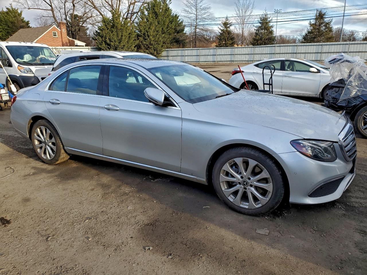 2019 Mercedes-Benz E 300 4Matic - Фото 4