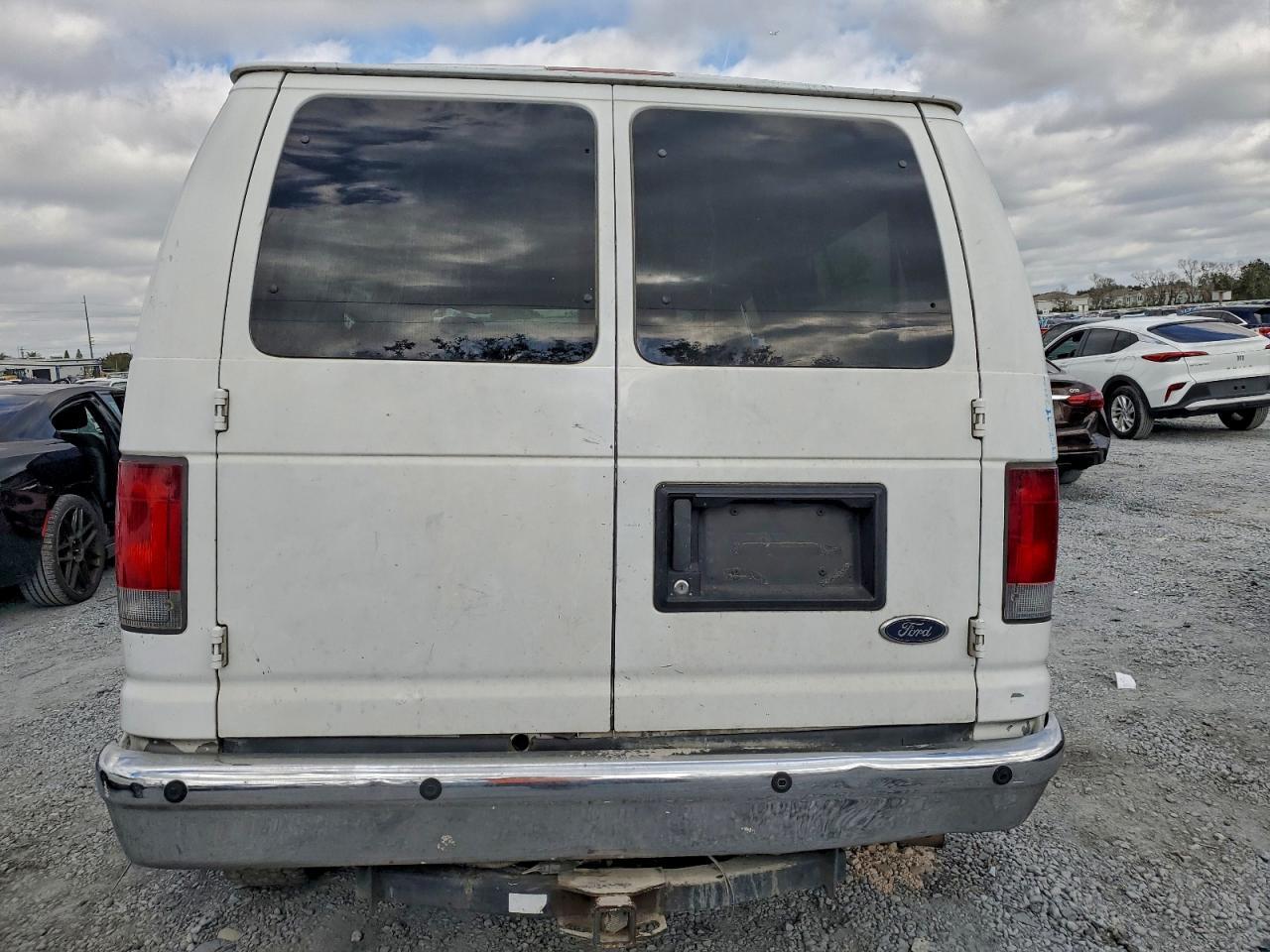2010 Ford Econoline E350 Super Duty Wagon - Фото 6