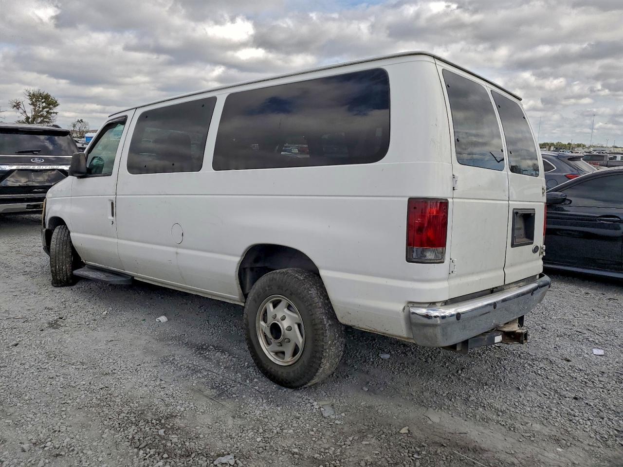 2010 Ford Econoline E350 Super Duty Wagon - Фото 2