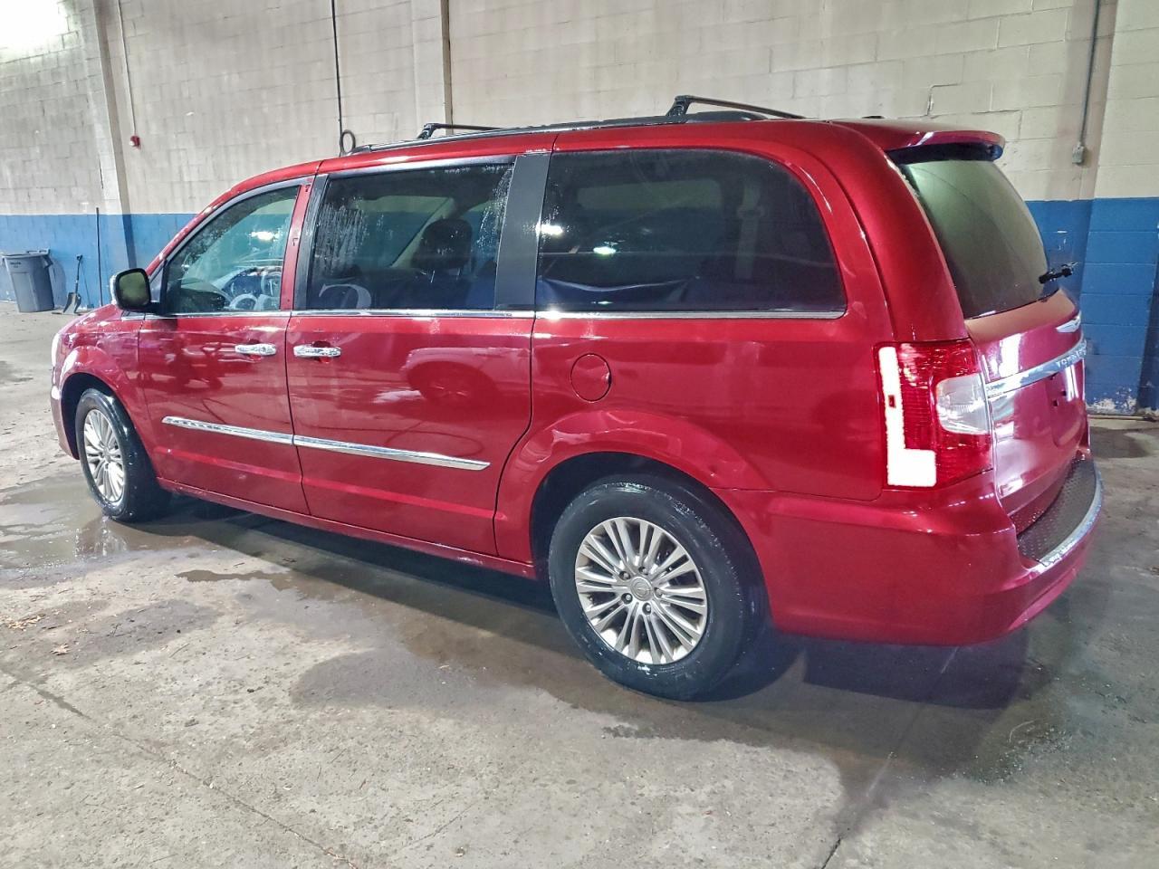 2015 Chrysler Town & Country Touring L - Image 2