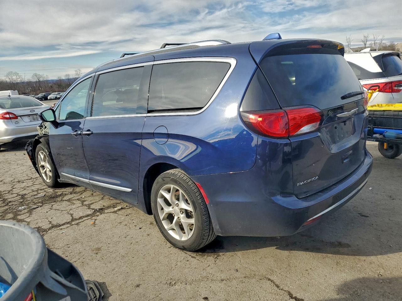 2017 Chrysler Pacifica Touring L Plus - Фото 2