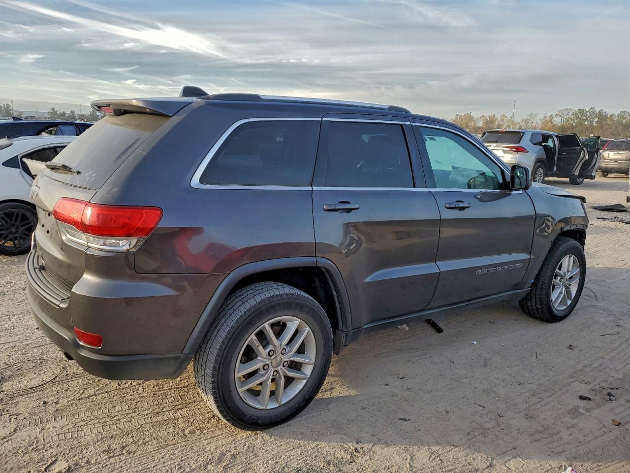 2017 Jeep Grand Cherokee Laredo - Image 3