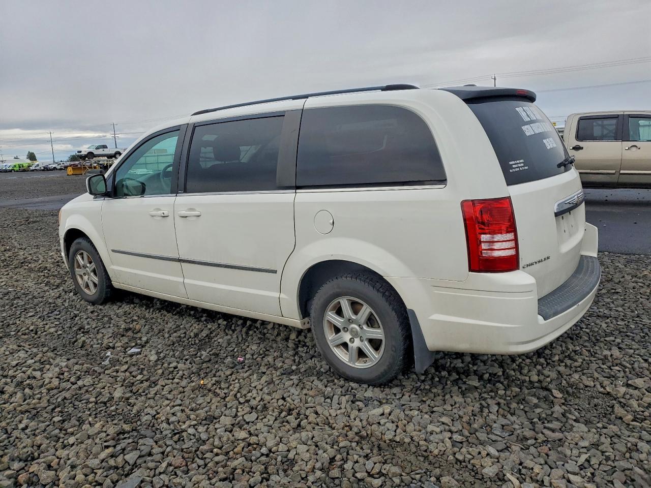 2010 Chrysler Town & Country Touring - Фото 2