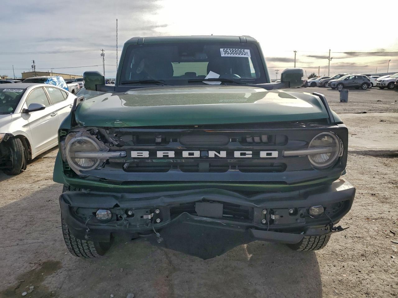 2024 Ford Bronco Outer Banks - Image 5