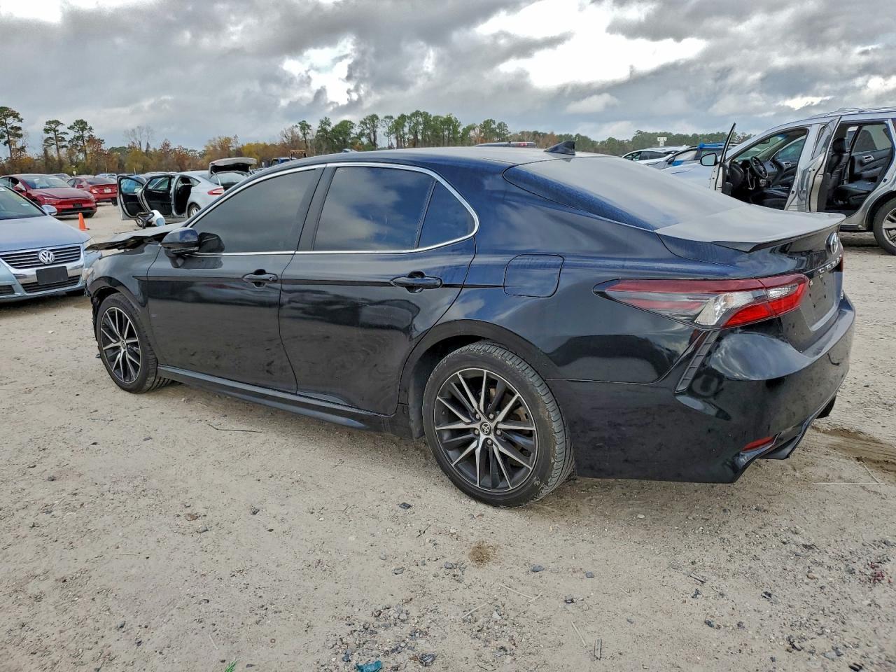 2022 Toyota Camry Se - Image 2