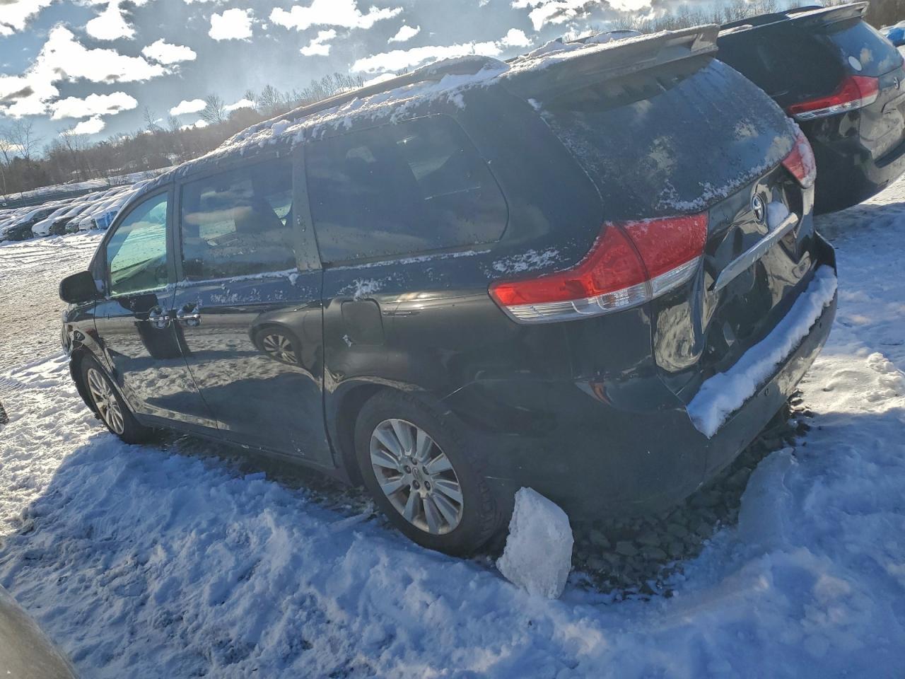 2012 Toyota Sienna Xle - Image 2