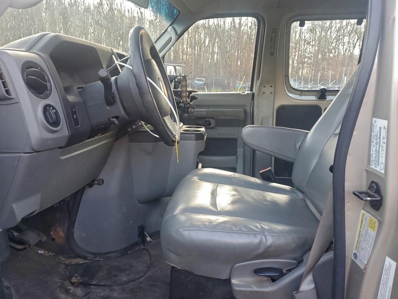 2014 Ford Econoline E250 Van - Фото 7