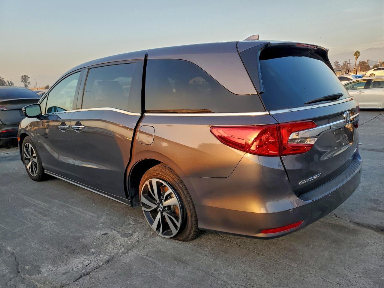 2019 Honda Odyssey Elite - Image 2