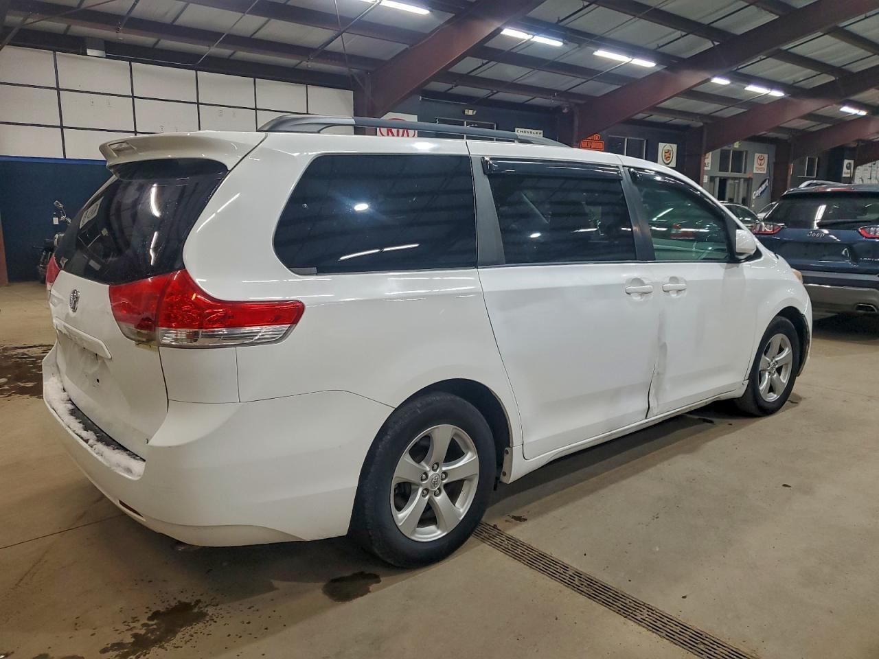 2014 Toyota Sienna Le - Image 3