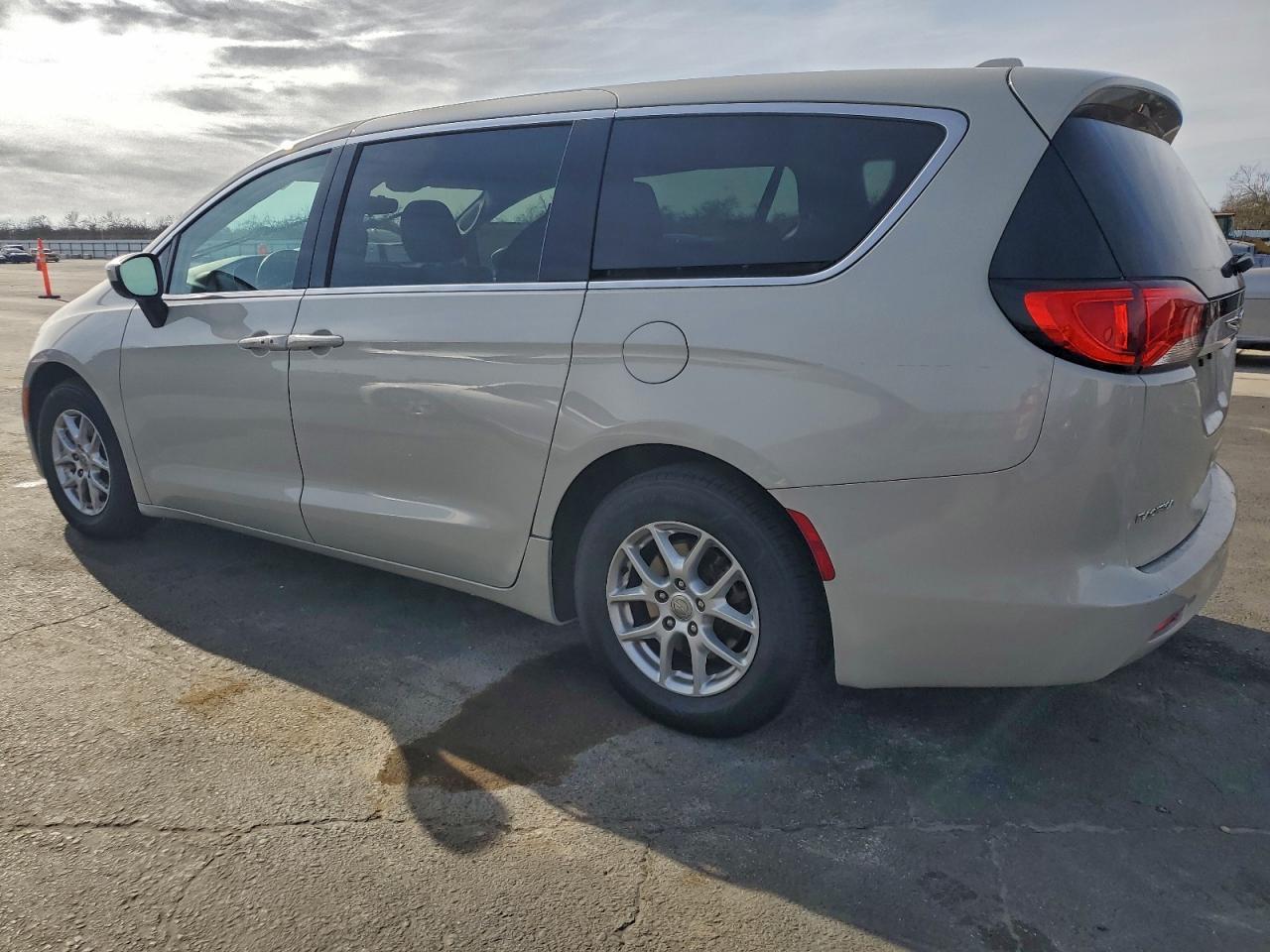 2017 Chrysler Pacifica Lx - Image 2