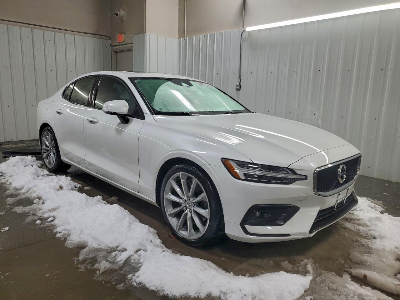 2021 Volvo S60 T6 Momentum - Image 4