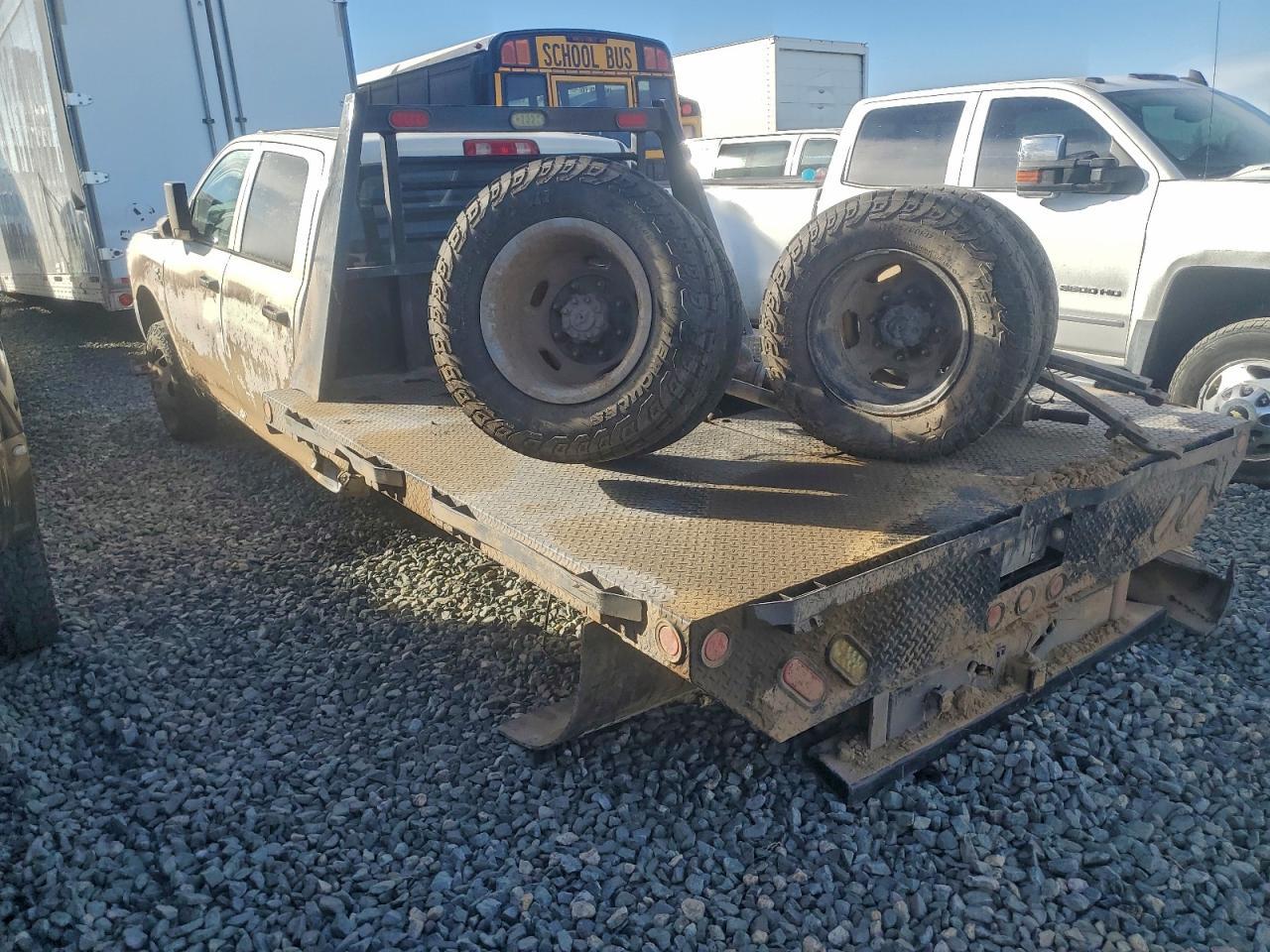 2022 Ram 3500 Truck Cab And Chassis - Фото 2