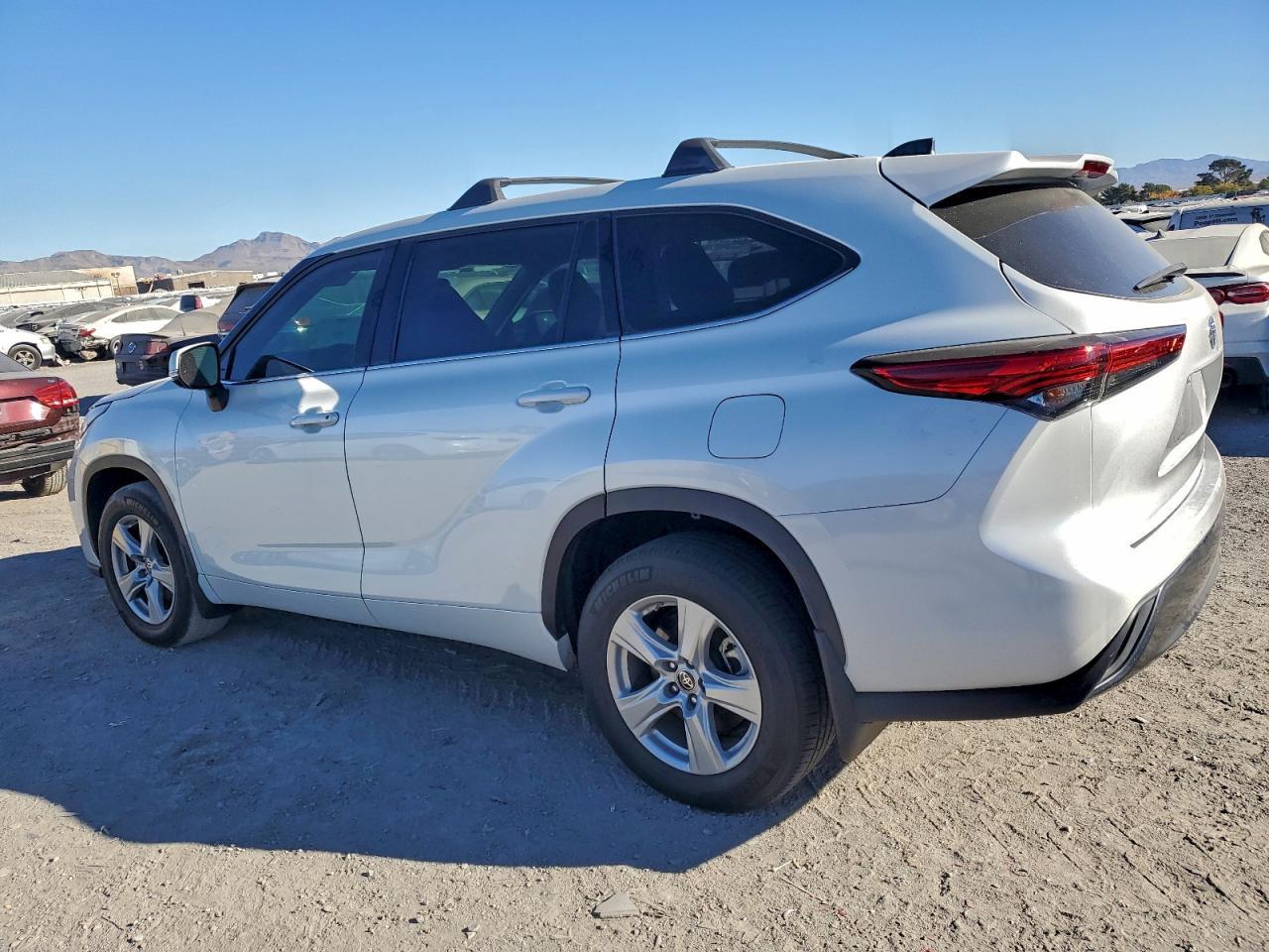 2022 Toyota Highlander L - Фото 2