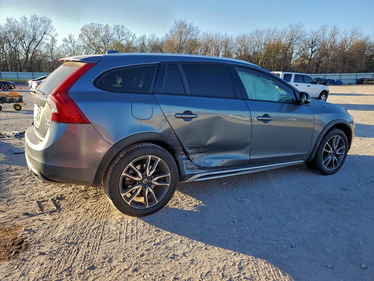 2017 Volvo V60 Cross Country Premier - Фото 3