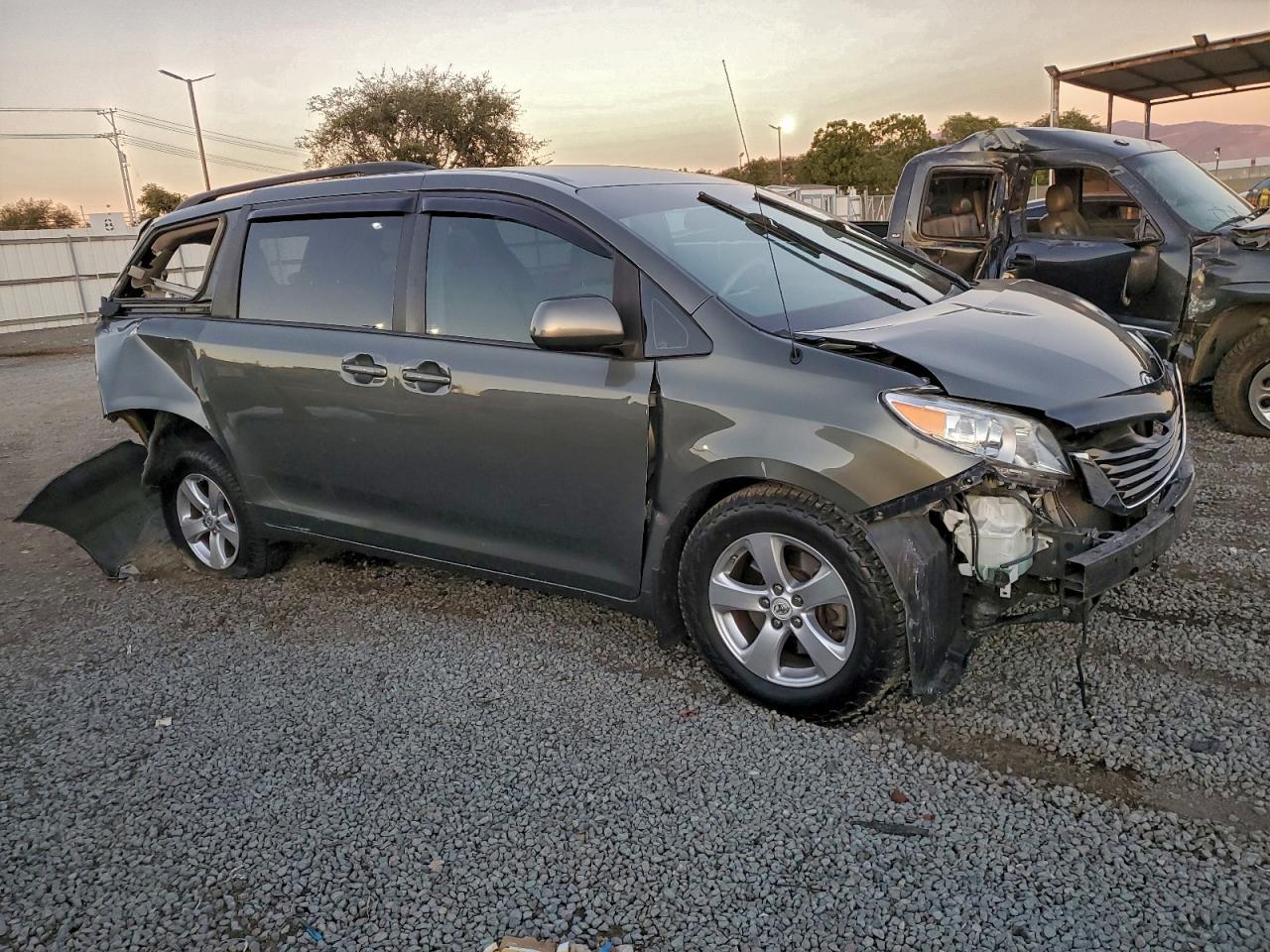 2012 Toyota Sienna Le - Image 4