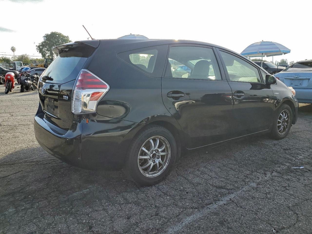 2016 Toyota Prius V - Фото 3