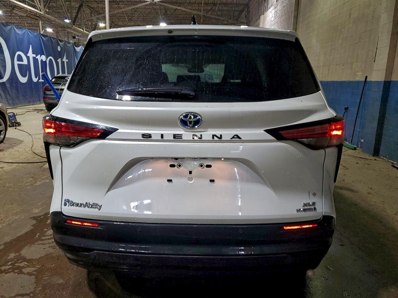 2022 Toyota Sienna Xle - Image 6