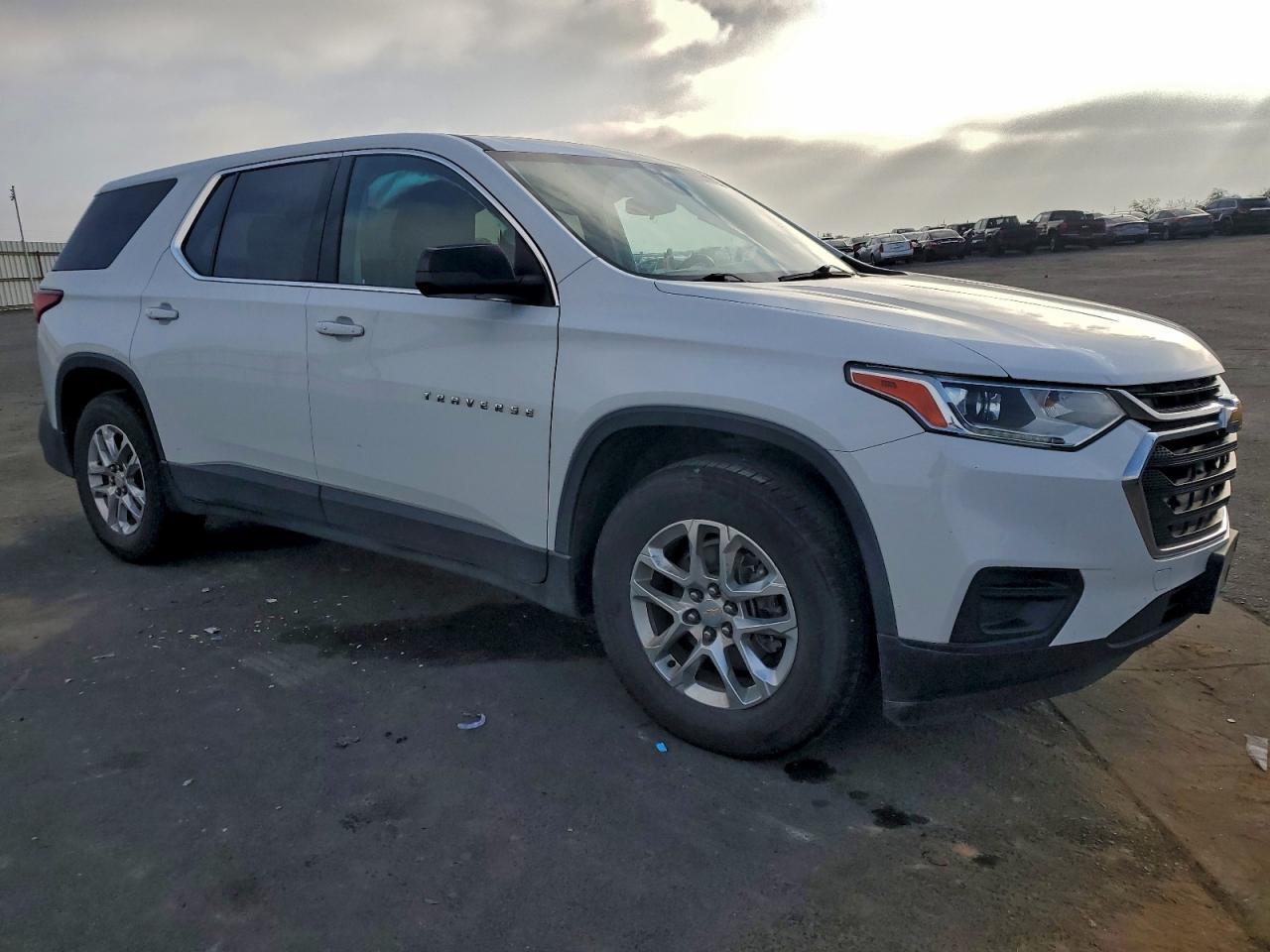 2021 Chevrolet Traverse Ls - Фото 4