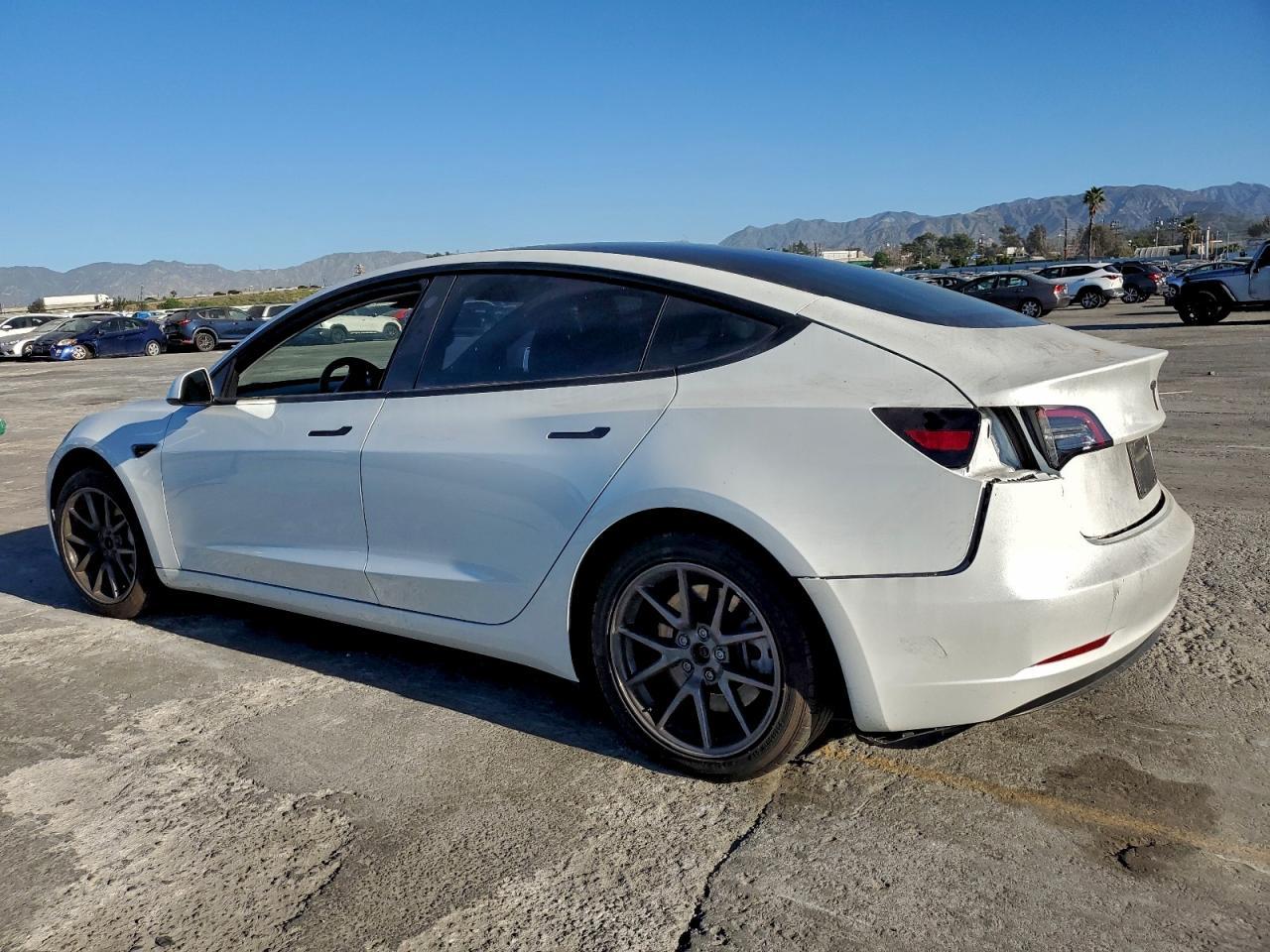 2023 Tesla Model 3 - Фото 2