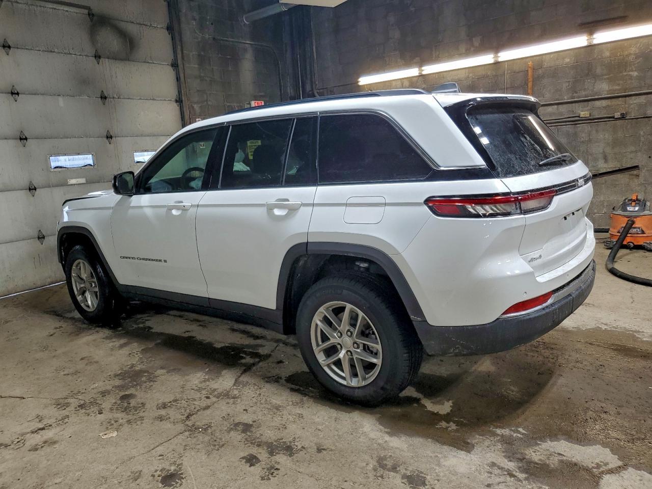2025 Jeep Grand Cherokee Laredo - Image 2