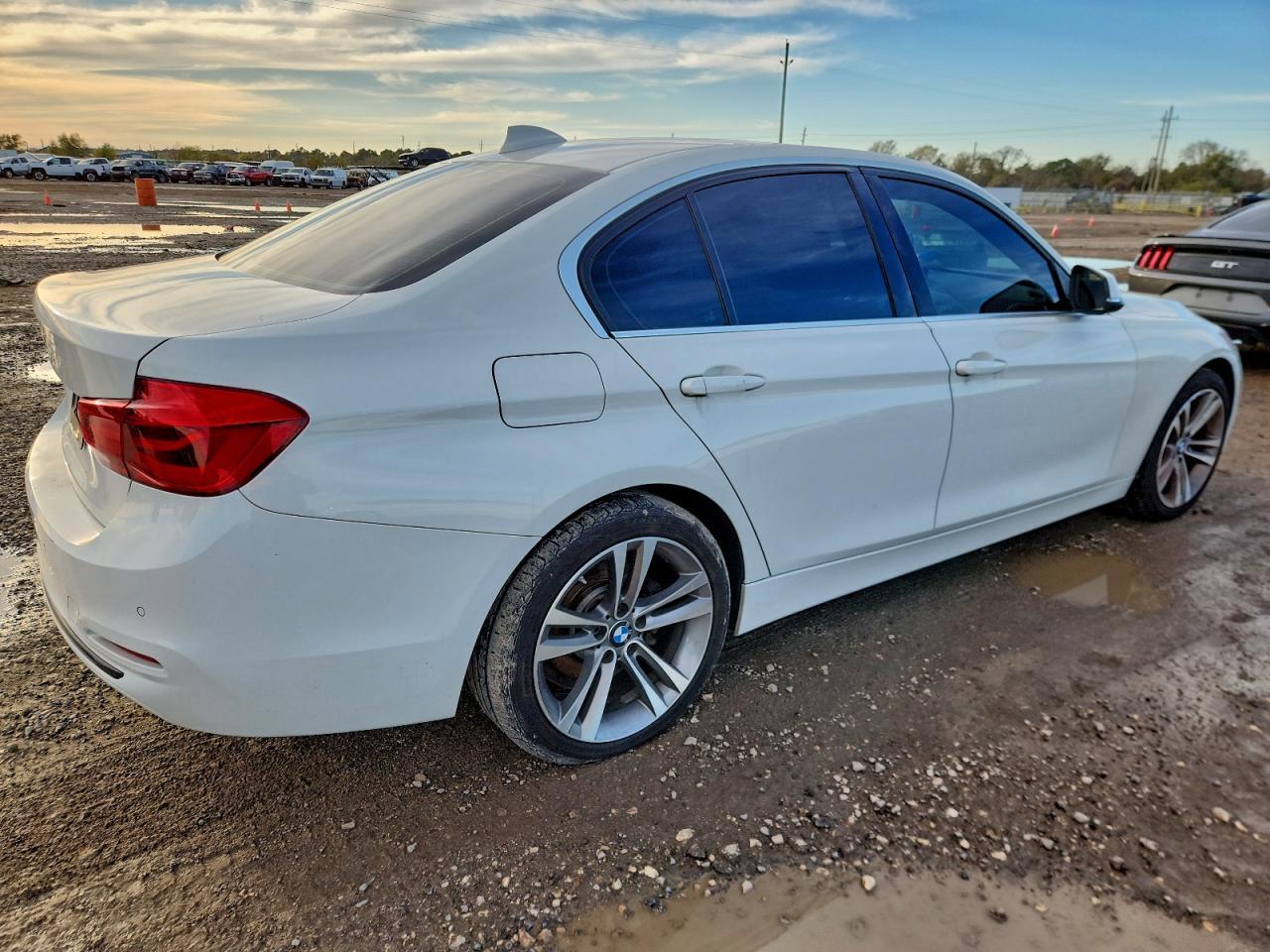 2017 BMW 330E - Фото 3