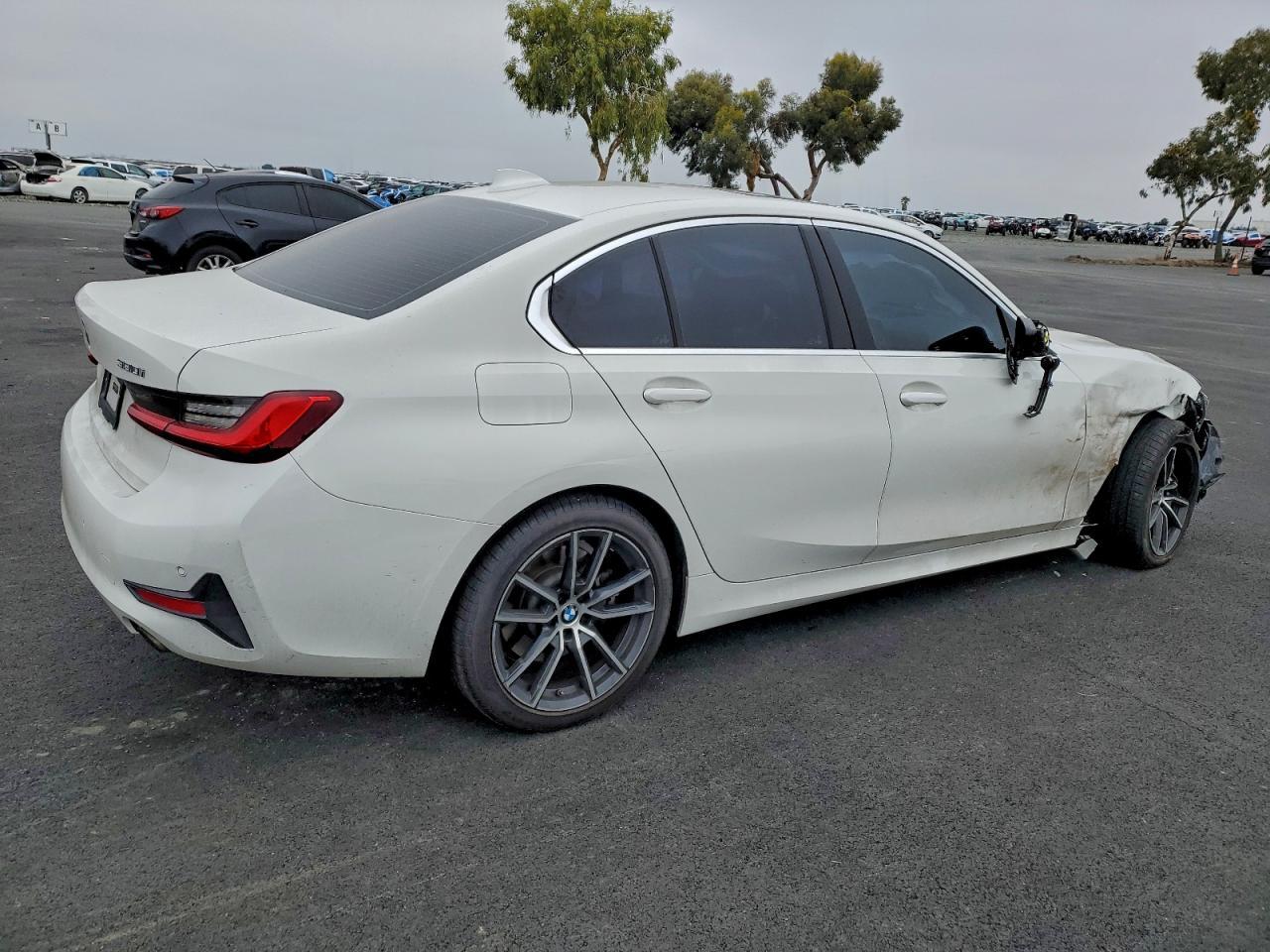 2019 BMW 330Xi - Фото 3