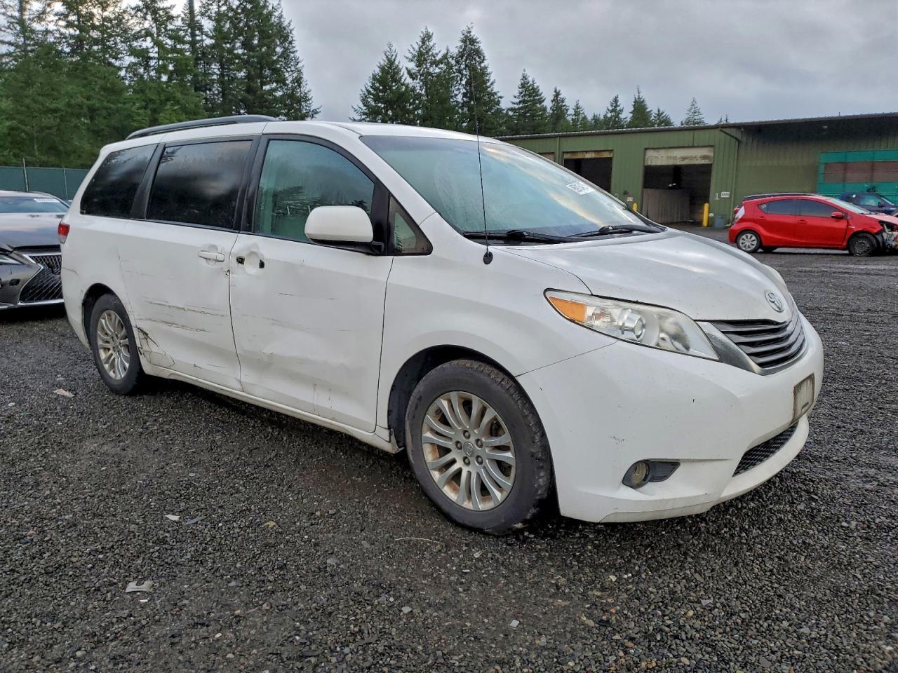 2012 Toyota Sienna Se 8-Passenger - Image 4