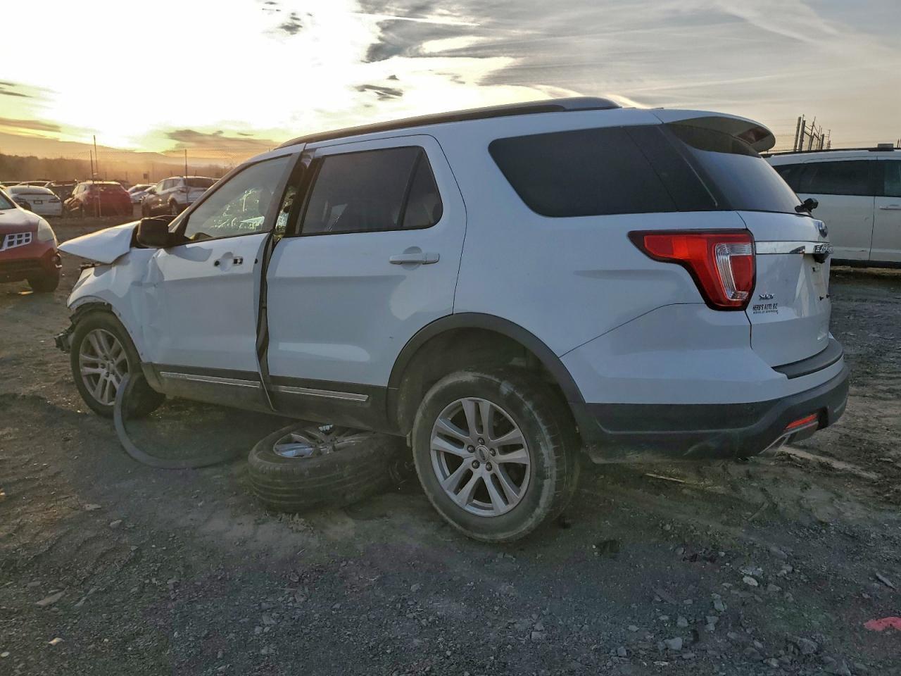 2018 Ford Explorer Xlt - Фото 2