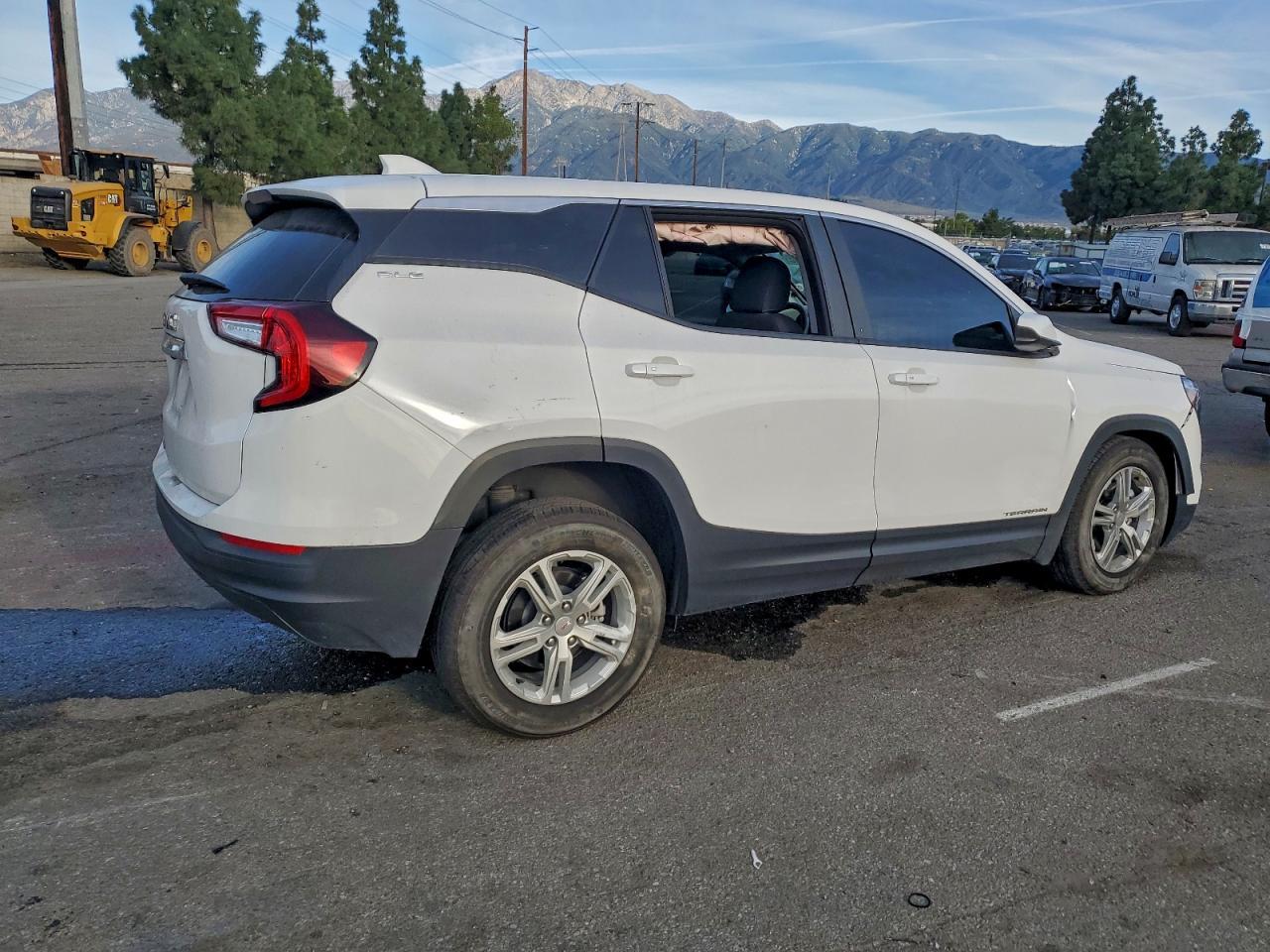 2024 GMC Terrain Sle - Image 3