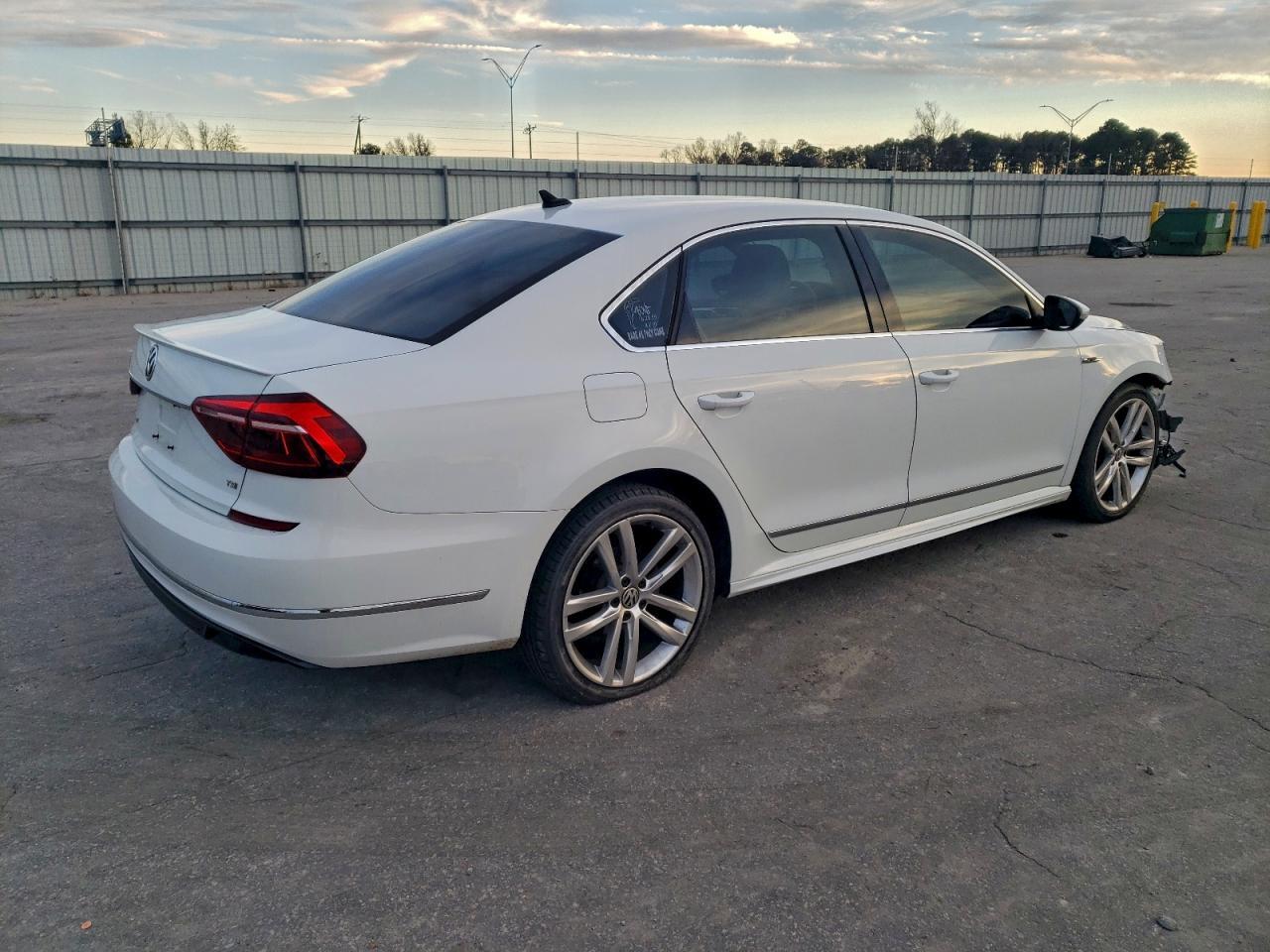 2017 Volkswagen Passat R-Line - Фото 3