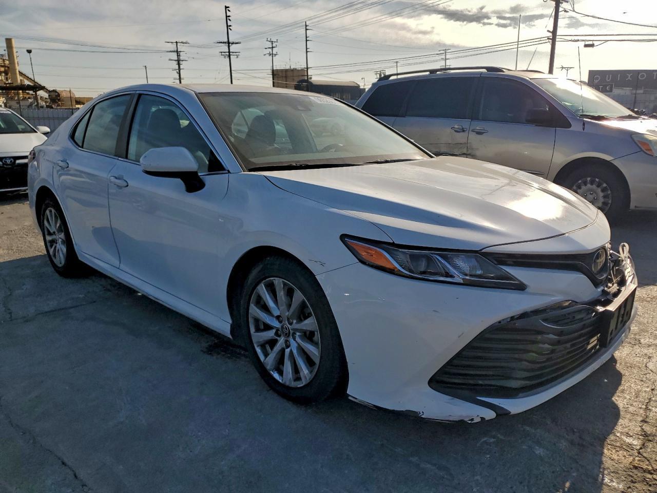 2020 Toyota Camry Le - Фото 4