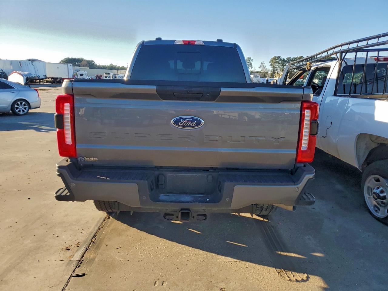 2024 Ford F250 Super Duty - Фото 6