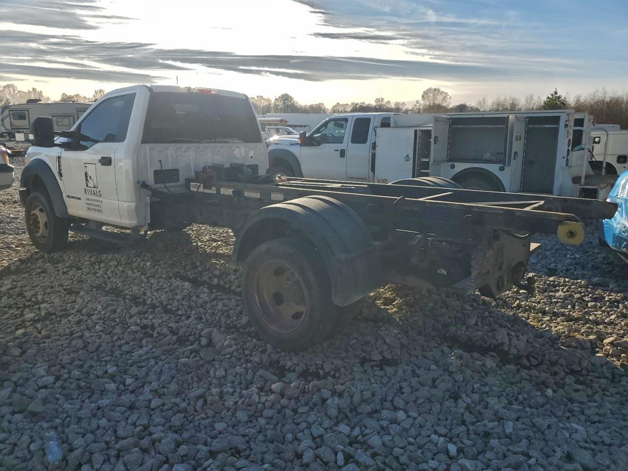 2017 Ford F550 Super Duty Truck Cab And Chassis - Фото 2