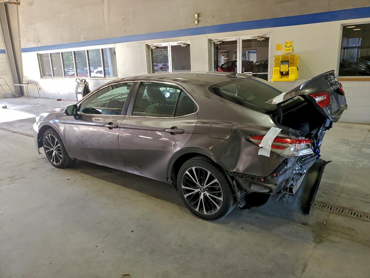 2019 Toyota Camry L - Фото 2