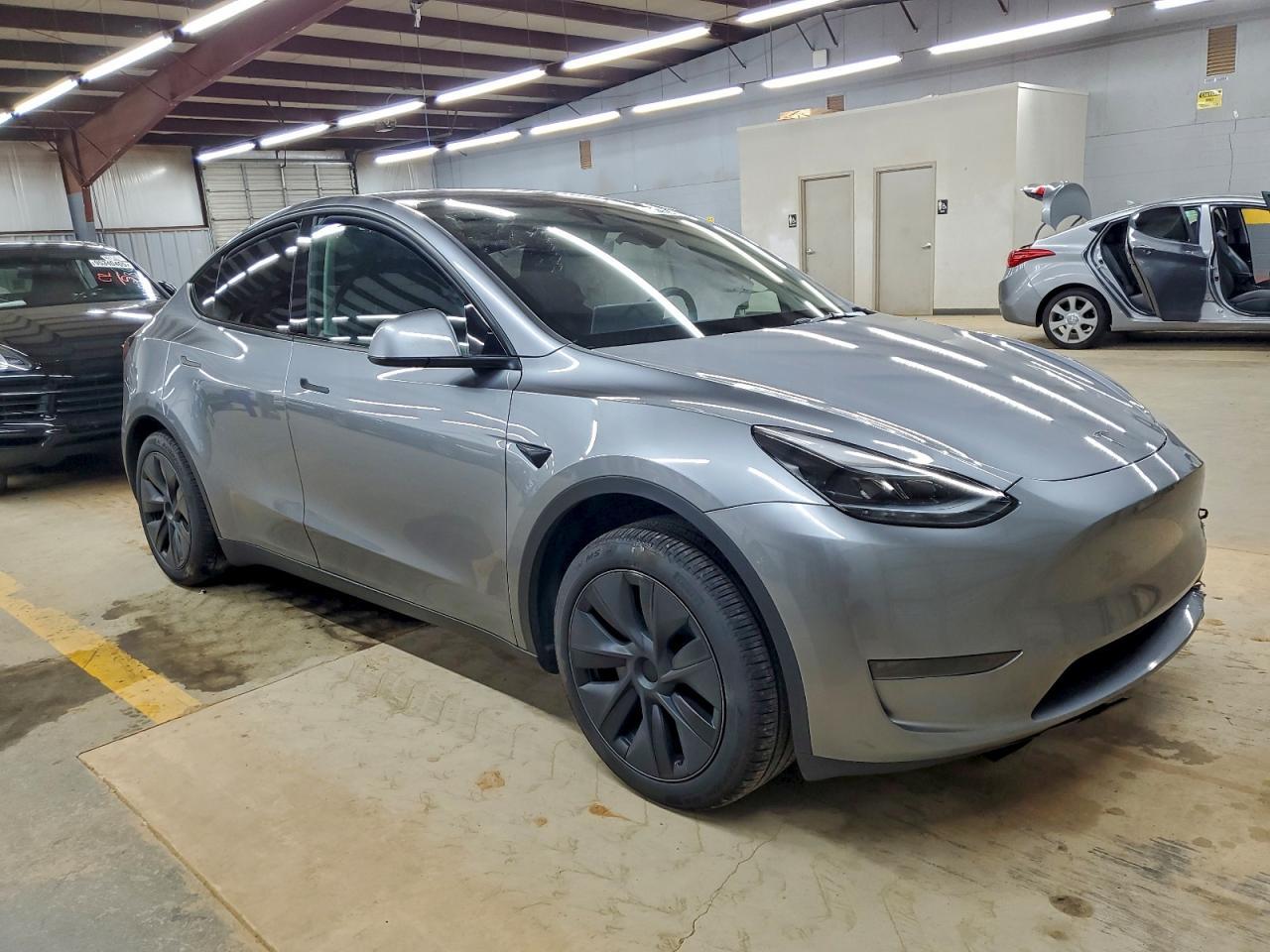 2025 Tesla Model Y - Фото 4