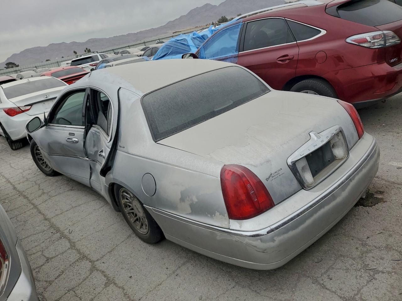 1999 Lincoln Town Car Signature - Фото 2