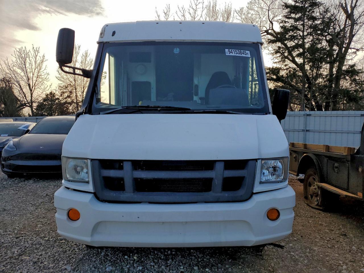 2013 Isuzu Npr Delivery Truck - Image 5