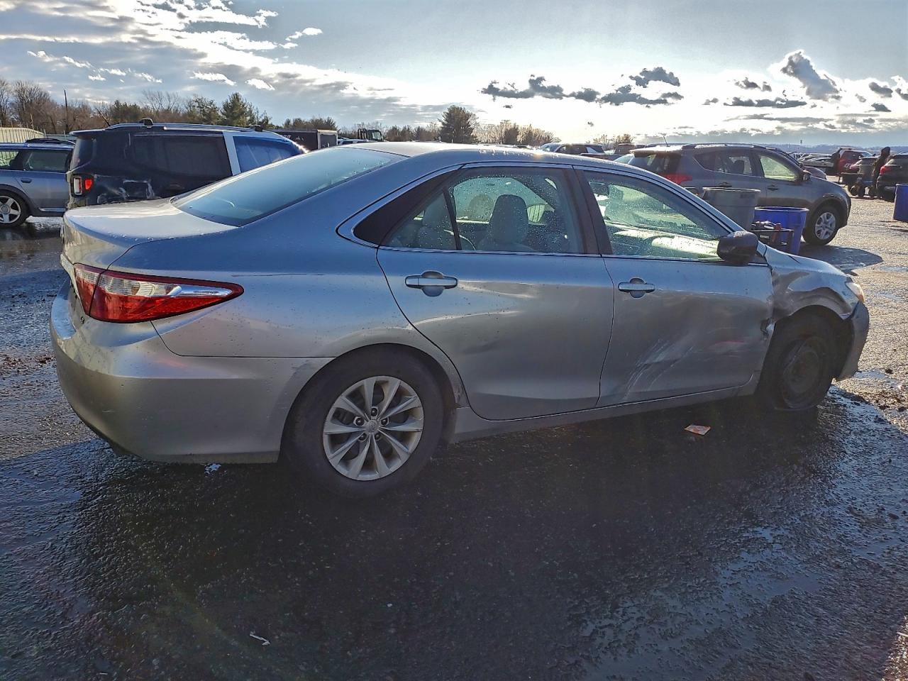 2015 Toyota Camry Le - Фото 3