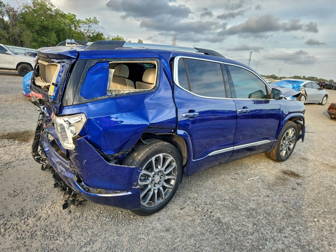 2023 GMC Acadia Denali - Image 3