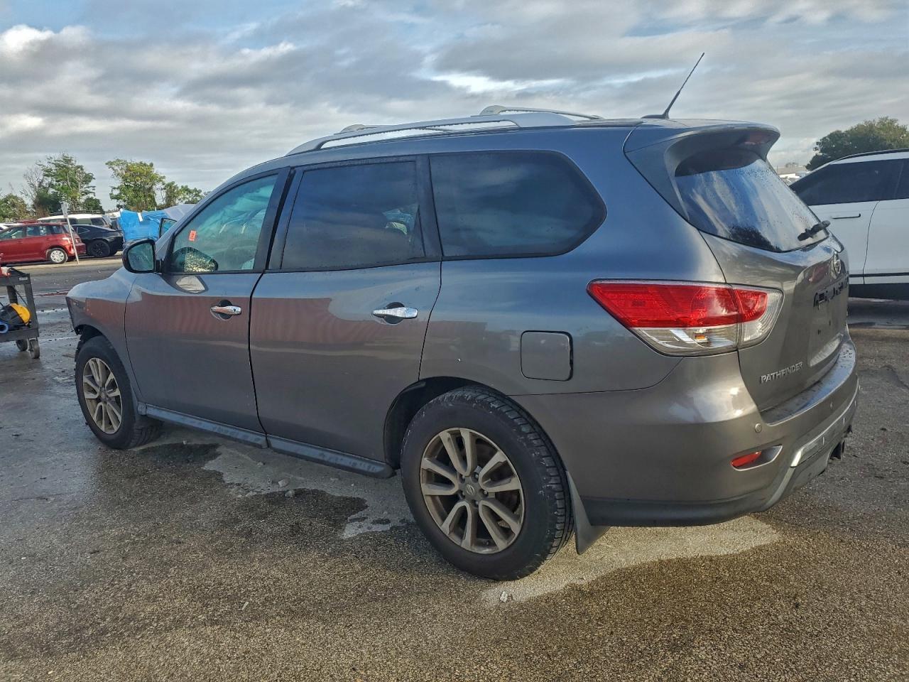 2015 Nissan Pathfinder S - Image 2