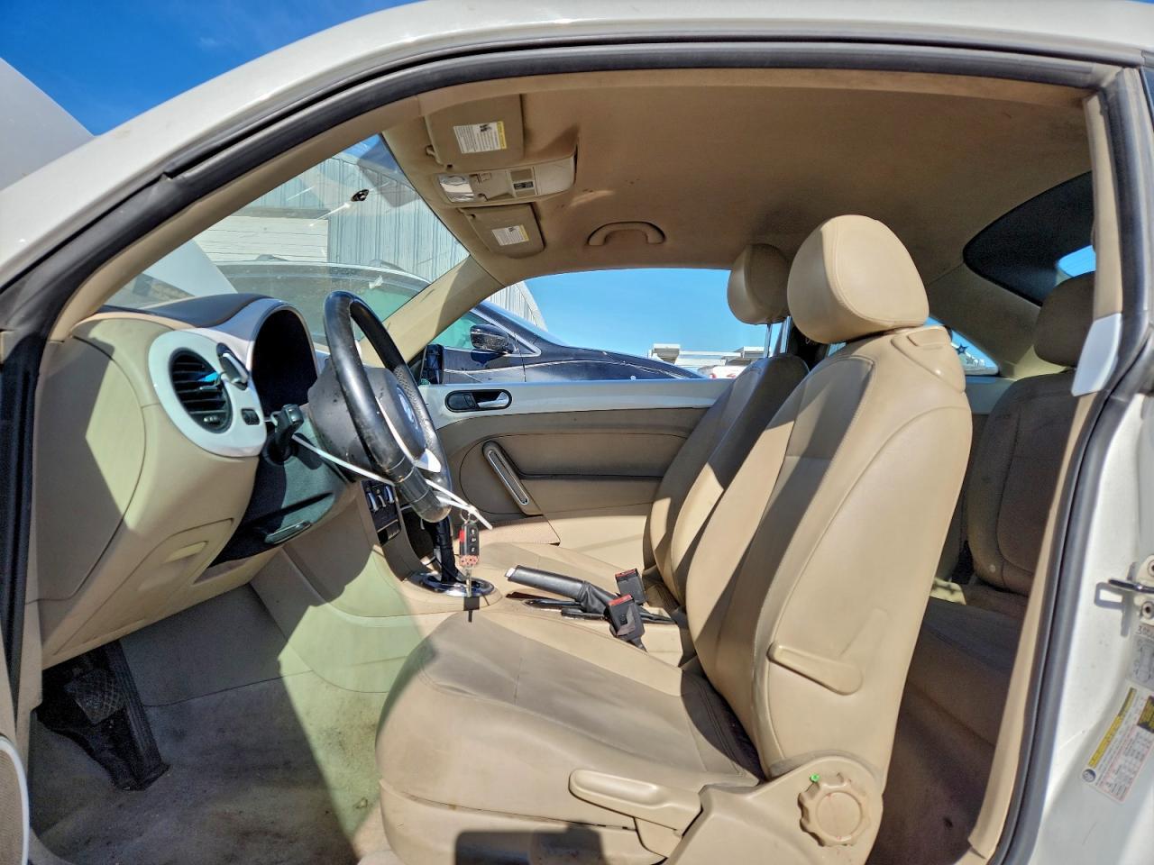 2013 Volkswagen Beetle - Image 7