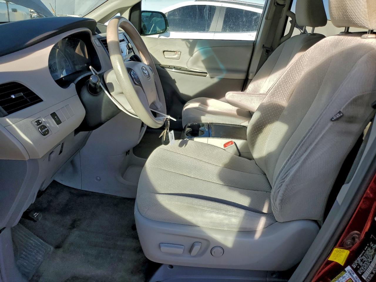 2013 Toyota Sienna Le 8 Passenger - Фото 7